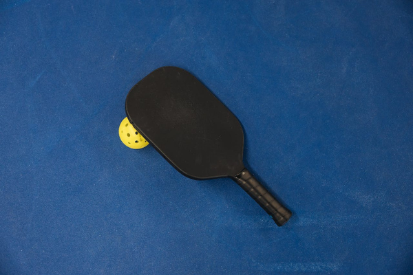 Serve and Spin: Choosing a Carbon Fiber Pickleball Paddles